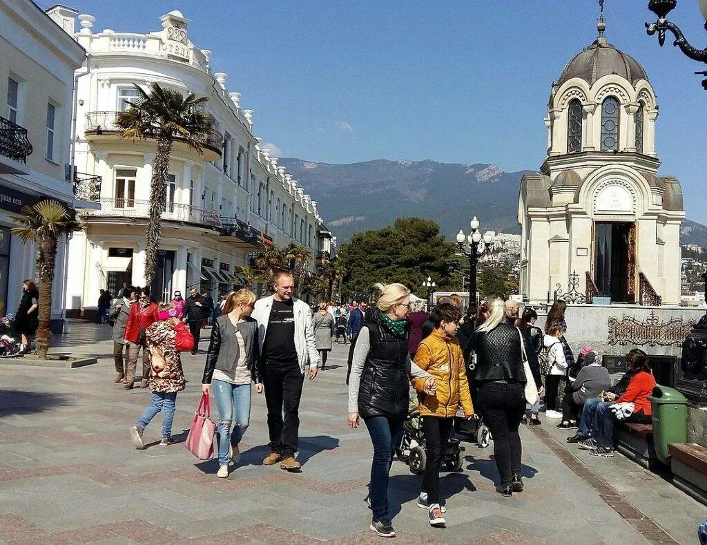 Ялта погулять. Набережная Ялты достопримечательности. Набережные Алушты и Ялты. Ялта Алушта. Ялта в наши дни.