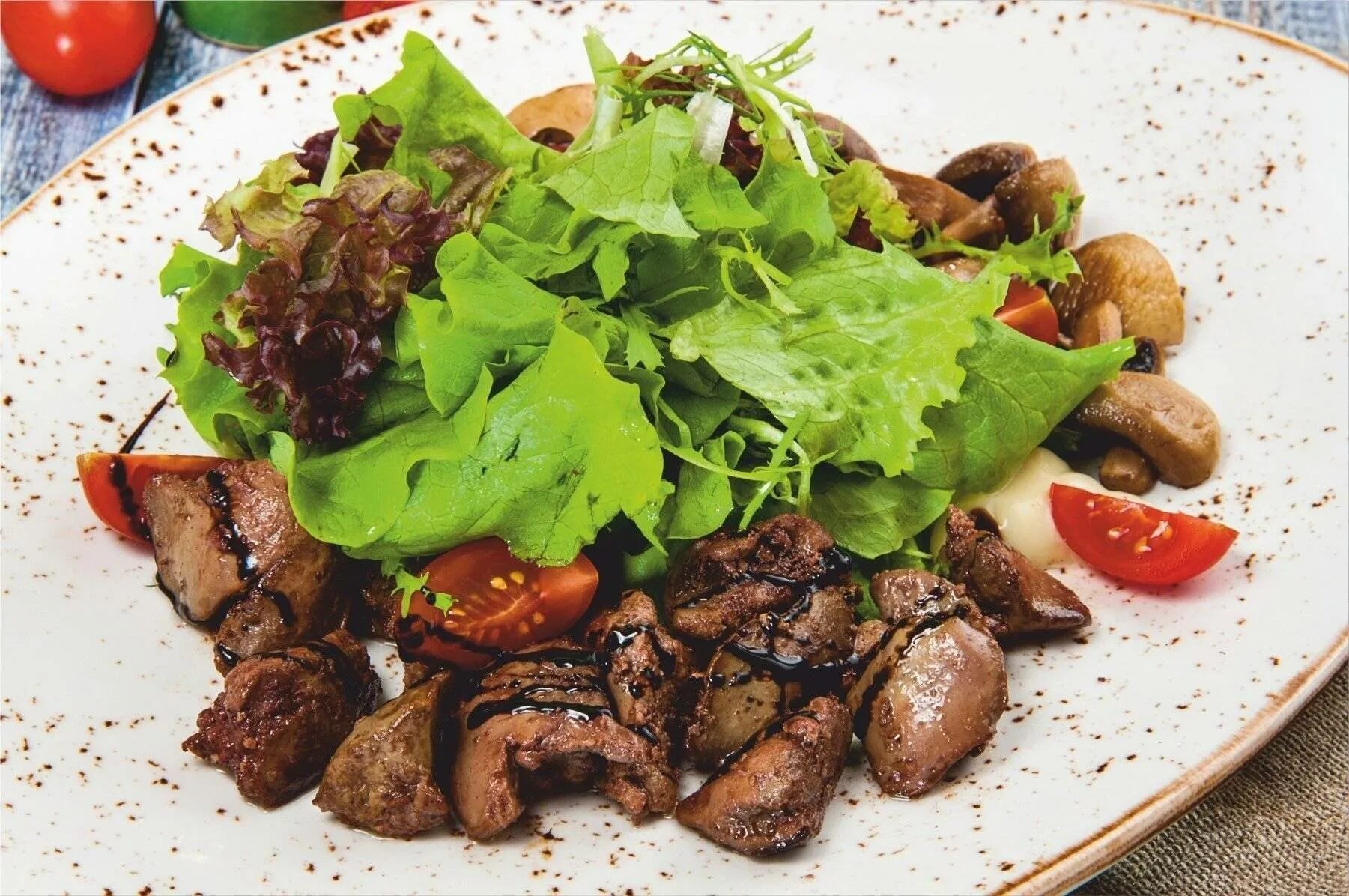 Теплый салат из куриной печени. С чем сочетается печень. Салат с куриной печенью. Идеальное сочетание продуктов. Куриная печень с гарниром.