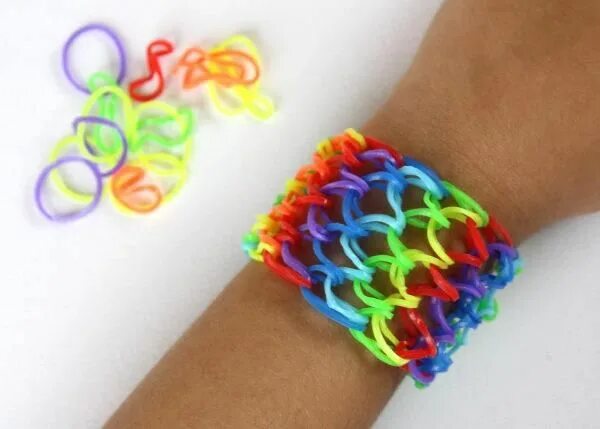 Браслет из резинок на карандашах. Резинки rainbow loom. Косичка из резинок браслет. Красивые браслеты из резинок. Rainbow loom браслет галакси.