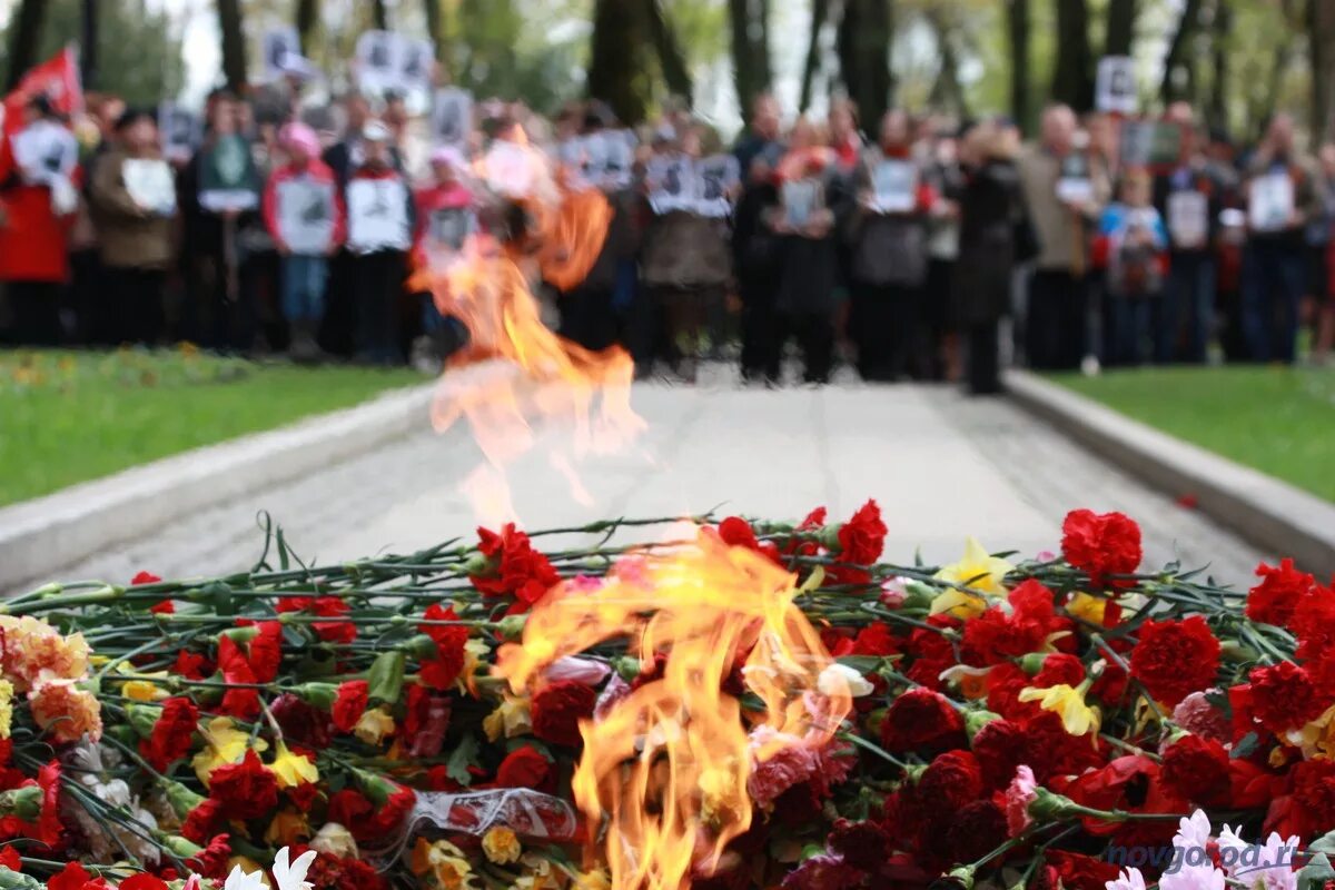 9 мая день победы огонь. Вечный огонь Великий Новгород. Мемориал огонь вечной славы Великий Новгород. Вечный огонь Великий Новгород пламя. Новгород Детинец вечный огонь.