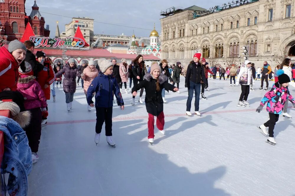 гум каток 2015-2016 на красной площади. хоккейный матч на красной площади. каток на манежной площади. есть ли на красной площади каток. каток цум красная площадь.