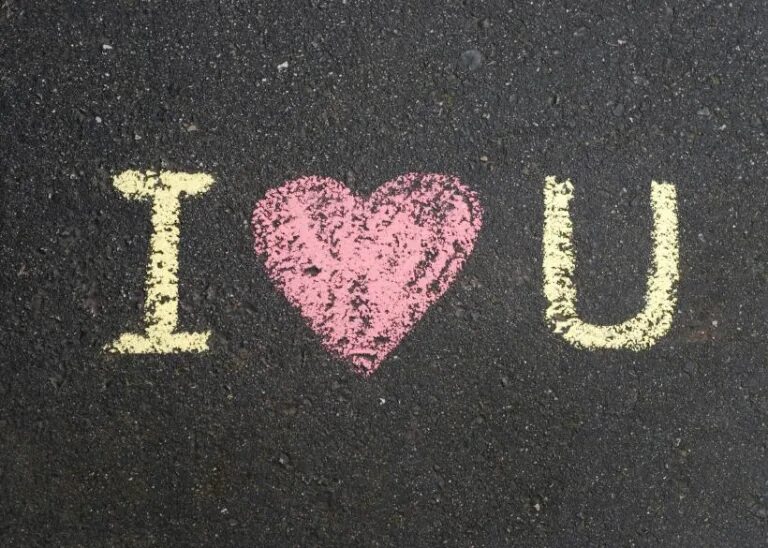 Нарисую мелом напишу ай лав ю песня. I love you мелом. надпись на асфальте i love you. надпись i love u. надпись мелком.