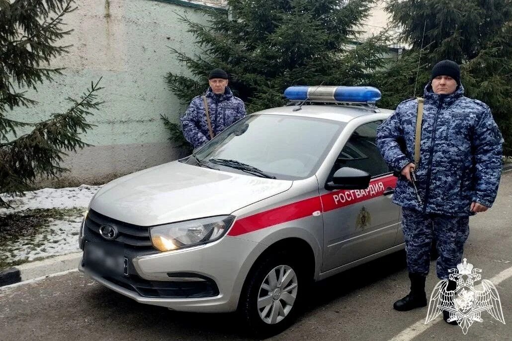Росгвардия установка сигнализации. Сотрудник вневедомственной охраны. пульт вневедомственной охраны росгвардии. росгвардия фото. охрана росгвардии.