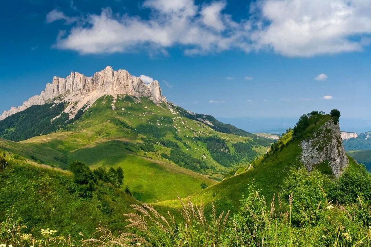 Лабинск горы. Гора Тхач Краснодарский край. Тхач Адыгея. Краснодарский край горы большой Тхач. Краснодарские горы Лагонаки.