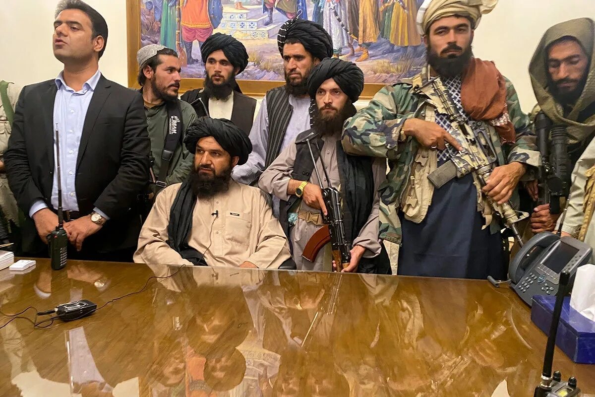 Талибан признан террористической. Талибан во Дворце президента в Кабуле. Кари Фасихуддин Талибан.