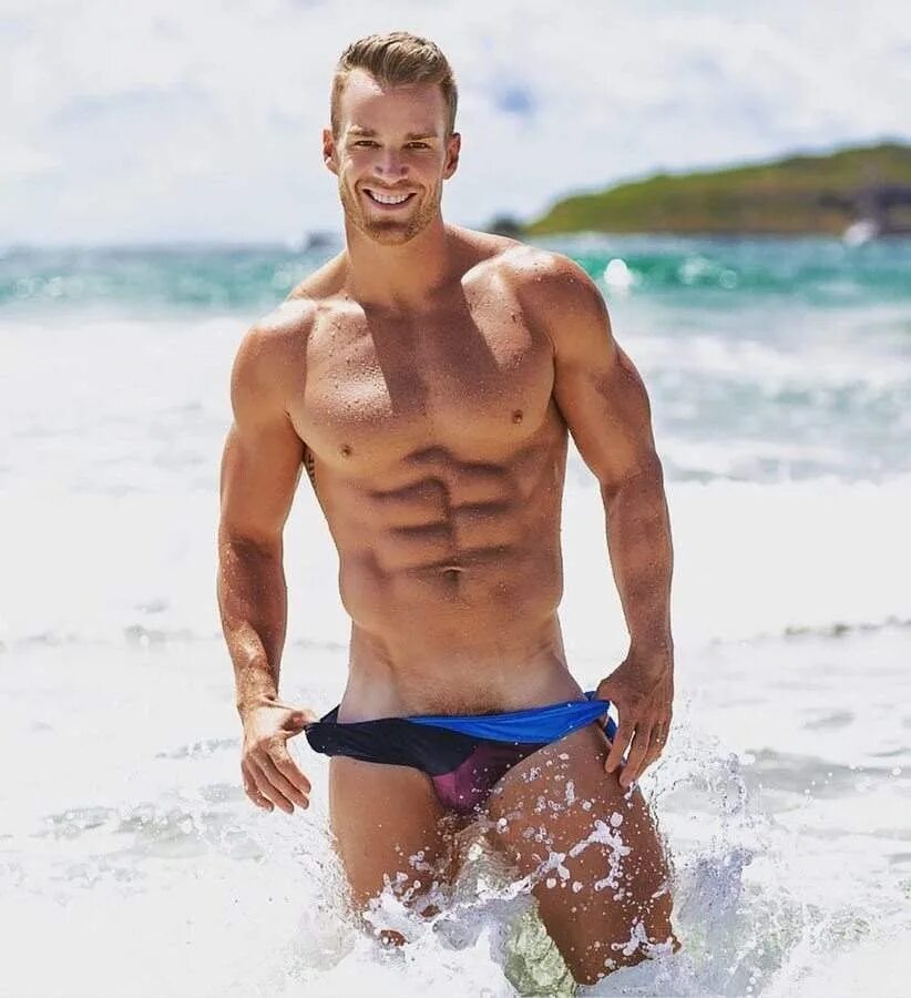 Мужской 18 плюс. Красивое мужское тело. Мужчины в плавках. Парни на пляже.