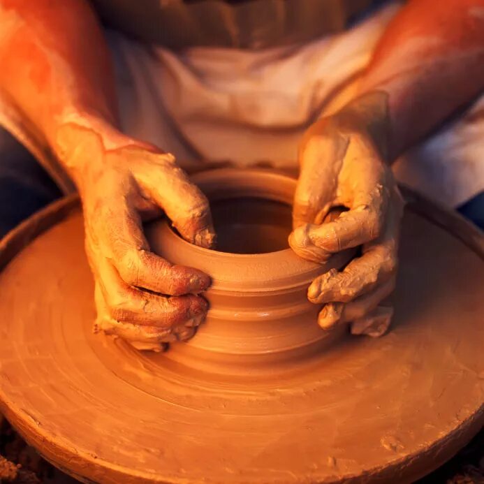 Кружка на гончарном круге. Гончарный круг руки. Первое занятие на гончарном круге. Лежащий на гончарном круге. Лежащий на гончарном круге.