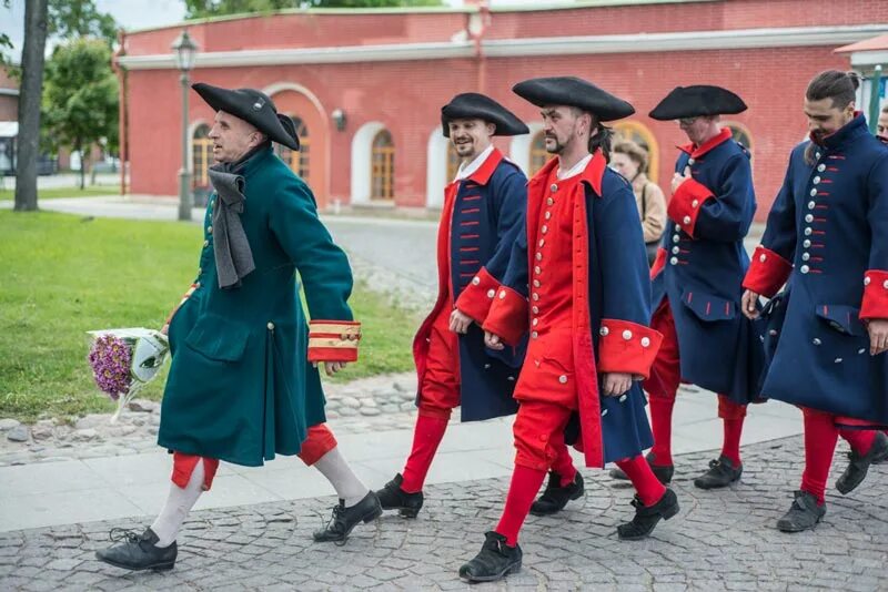 Жизнь офицера в 18 веке. Гардемарины Петра 1. Форма Гардемаринов Петра Великого. Мундир эпохи Петра 1. Треуголка Петра 1.