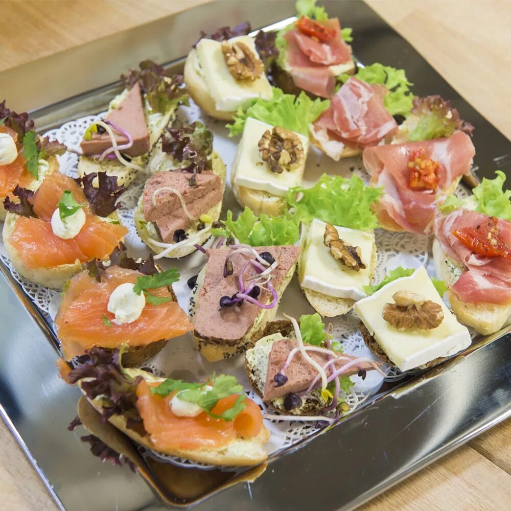 Рецепт вкусных бутербродов для фуршета. Бутерброды для фуршета. закуски на праздничный фуршет. фуршетные бутерброды. бутерброды на фуршетный стол.
