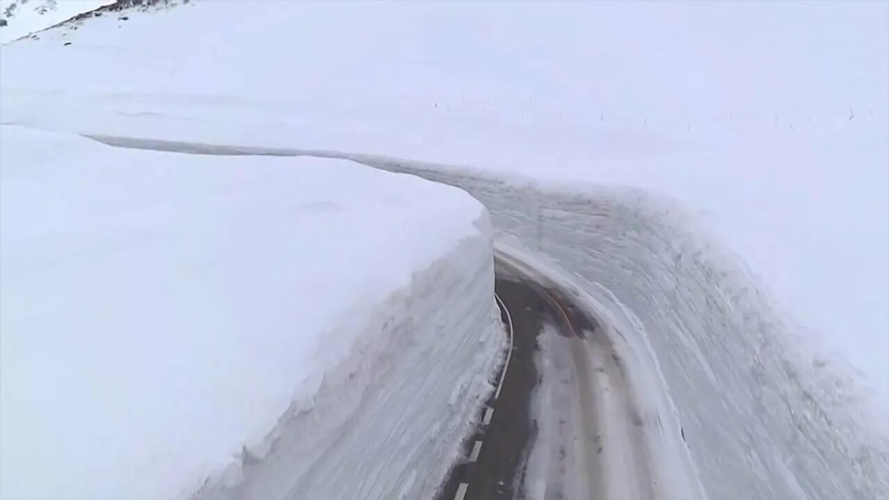 Дорогу в глубоком снегу