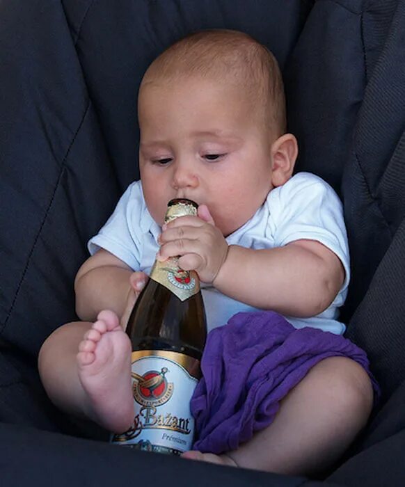 Бутылочка сын. Ребенок с пивом. Младенец и алкоголь.