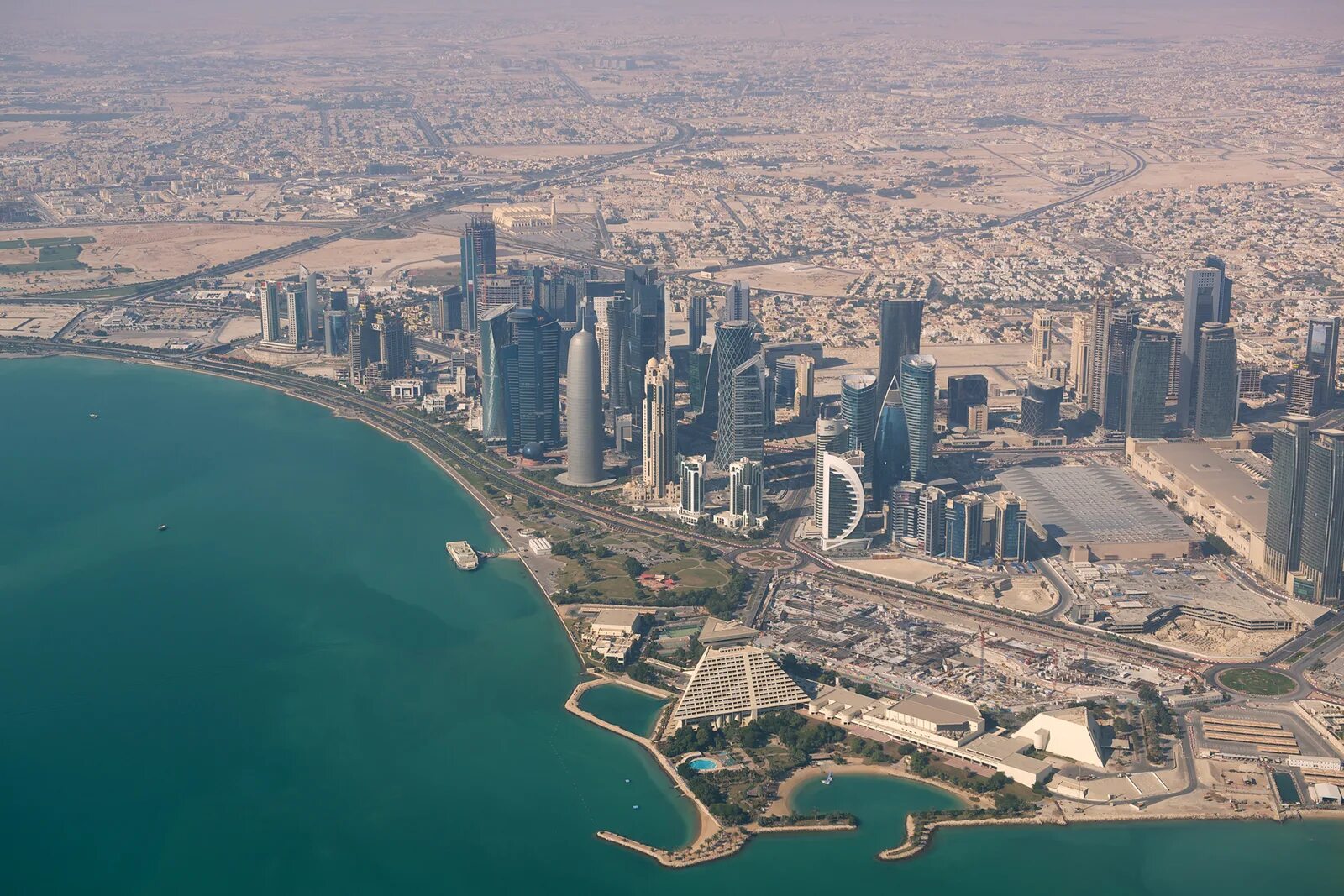Страна где она стоит. Доха Катар. Катар Континент. Доха Корниш Катар. Катар территория.