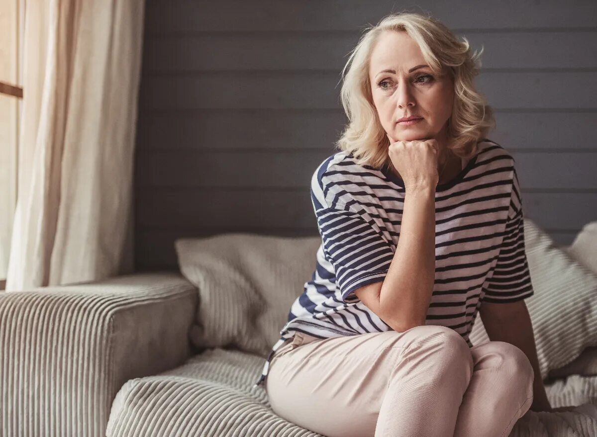 Женщина 40 лет депрессия. Грустная женщина 45 лет. Одиночество после 50. Взрослая женщина. Женщина переживает.