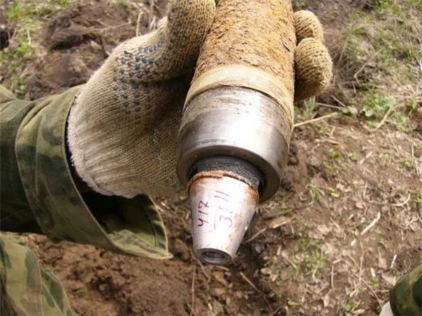 Балуется со снарядом. Надпись бомба. Снаряд калибра 127 мм. Ракетница базука lmc x 10. M829a4 снаряд.