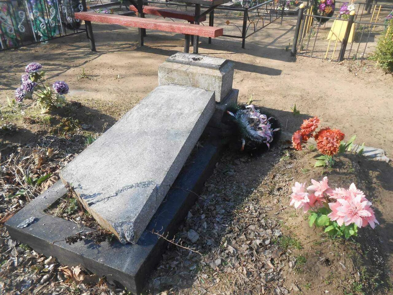 Толкование сна кладбище. Надгробная плита на кладбище. Снится кладбище. Могилы простых людей.