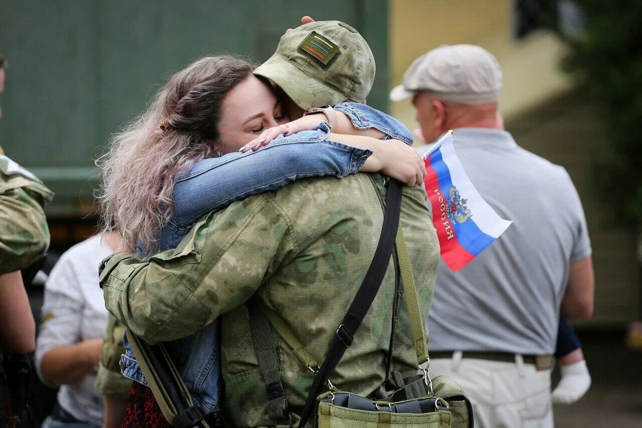 Встретились с участниками сво. Семья военного. Семья военнослужащего. Поддержка военнослужащих. Солдат обнимает.