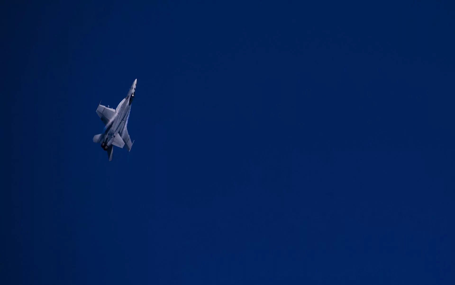 Самолет находящийся в полете преодолевает 220. Истребитель в небе. Фон небо с истребителем. Самолет на синем фоне. Фон самолет.