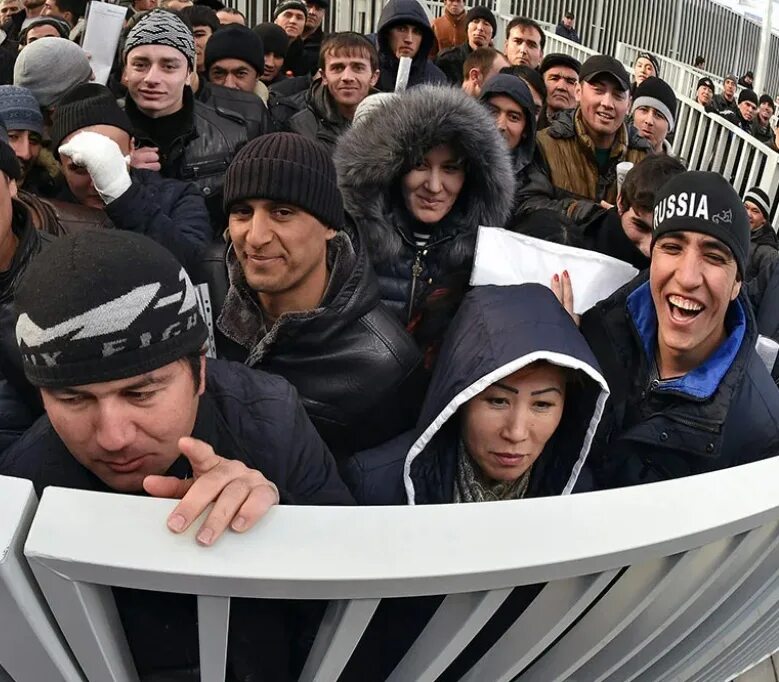 Будет ли депортация мигрантов. Таджикские мигранты. Депортация мигрантов. Ненависть к мигрантам. Мигранты в России 2023.