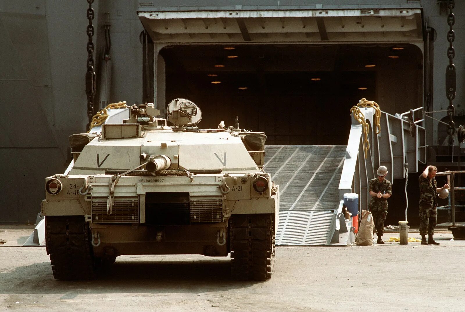 Сколько стоит абрамс в рублях цена. Абрамс м1а2. M1a1 Abrams внутри. Американский танк Абрамс. M1 Абрамс внутри.