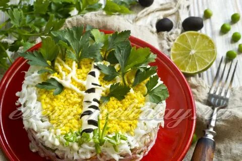 Салат березовая роща с черносливом и грибами