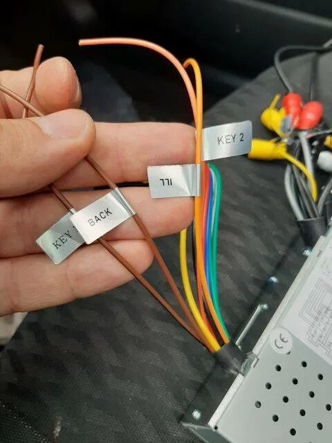 Автомагнитола в компьютер. Автомагнитола с проводами. Схема подключения магнитолы в автомобиле 1дин. Схема подключения питания автомагнитолы 1din. Магнитола пионер схема подключения динамиков.