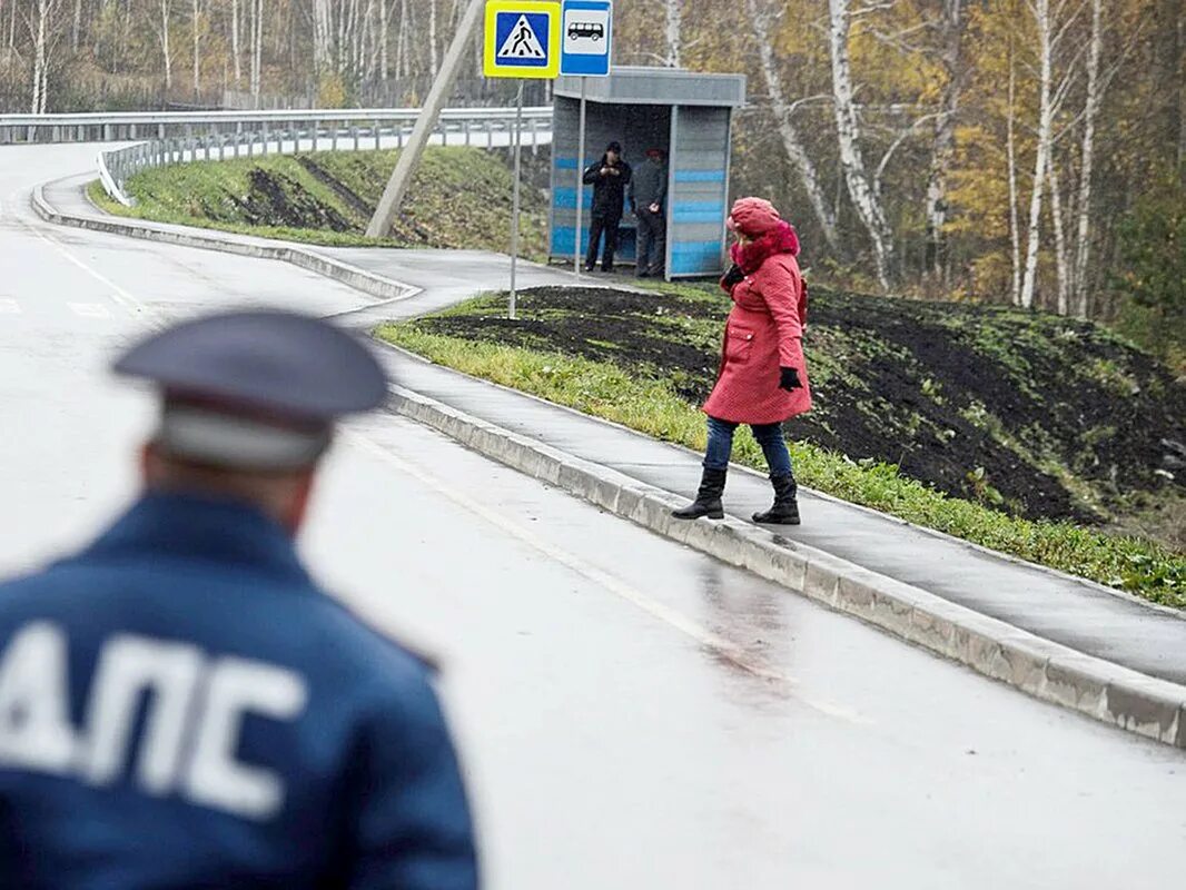 Переход в неположенном месте. Переход дороги в положенном месте. Переход дороги в неположенном месте. Нарушение ПДД пешеходом.