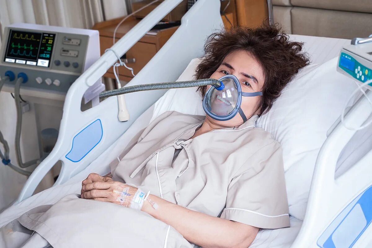 Девушка под аппаратом в реанимации. Дыхательный аппарат в больнице. В больнице под аппаратами.