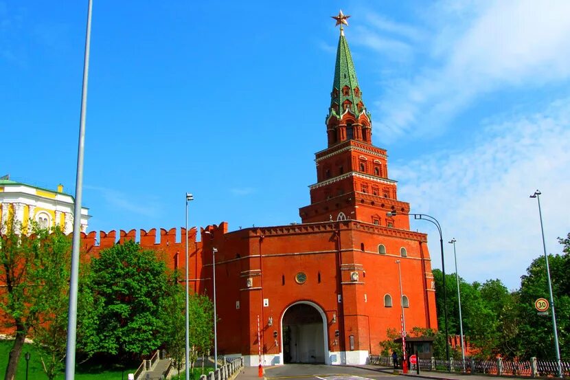 Кремль боровицкий холм. Боровицкая башня Московского Кремля. Боровицкий холм Московского Кремля. Никольская башня Московского Кремля. Боровицкие ворота Кремля.