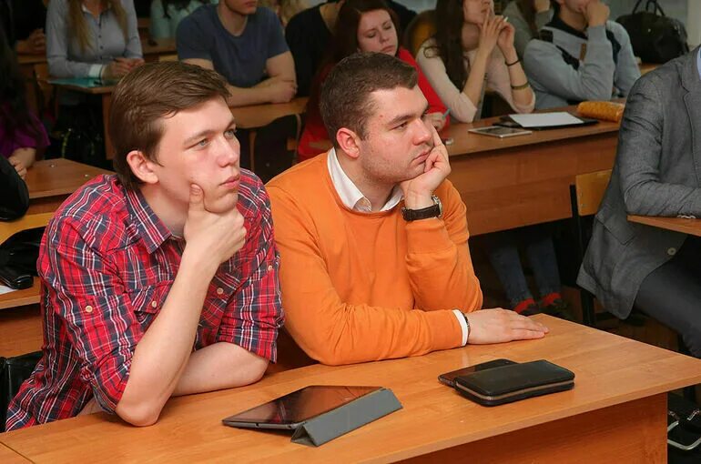 Московский институт юриспруденции. Аново московский международный университет. Студенты на фоне института. Литературный институт имени а. При том институте.