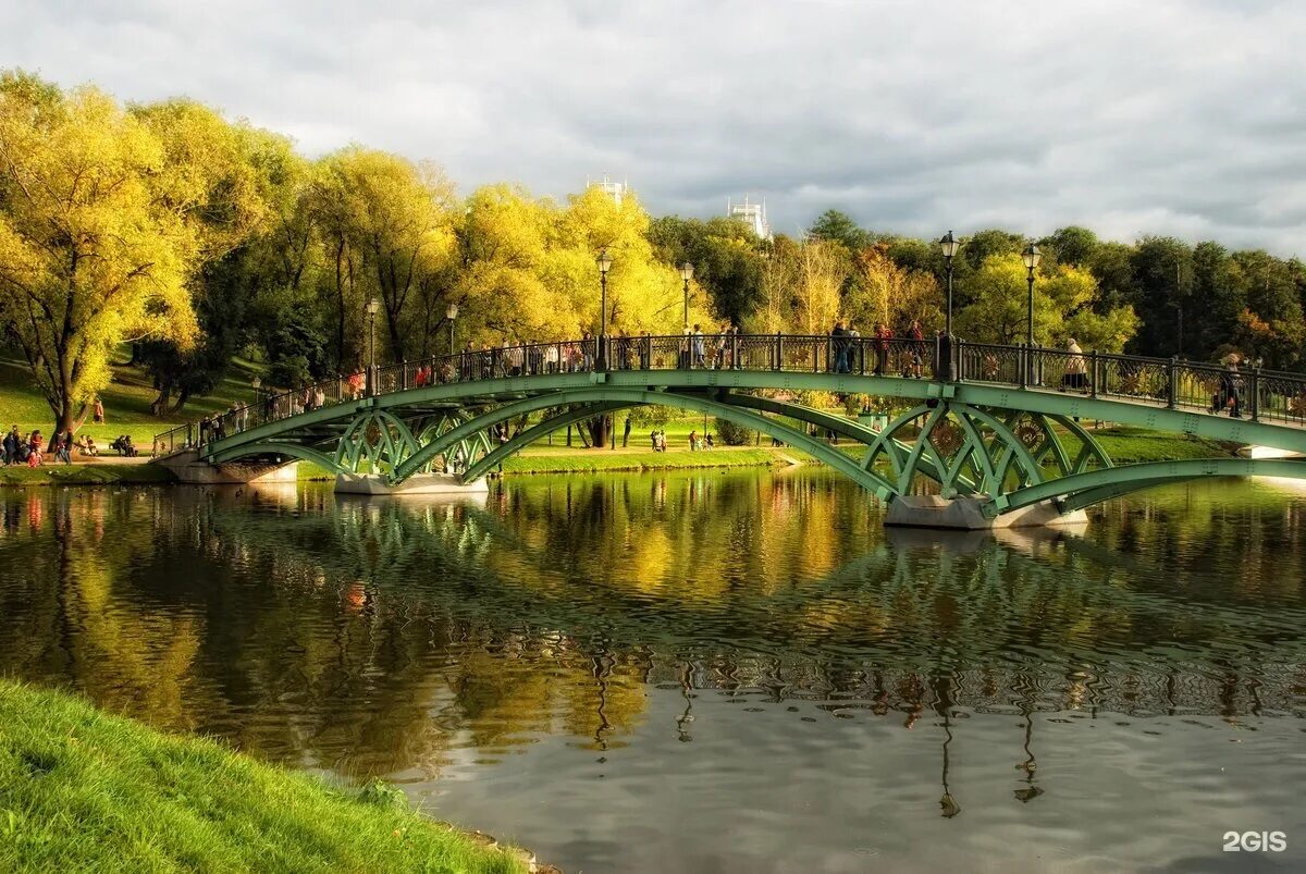 Лучшие парки для прогулки. Парк Царицыно. Царицынский парк. Пейзажный парк Царицыно. Царицыно музей-заповедник пруд.