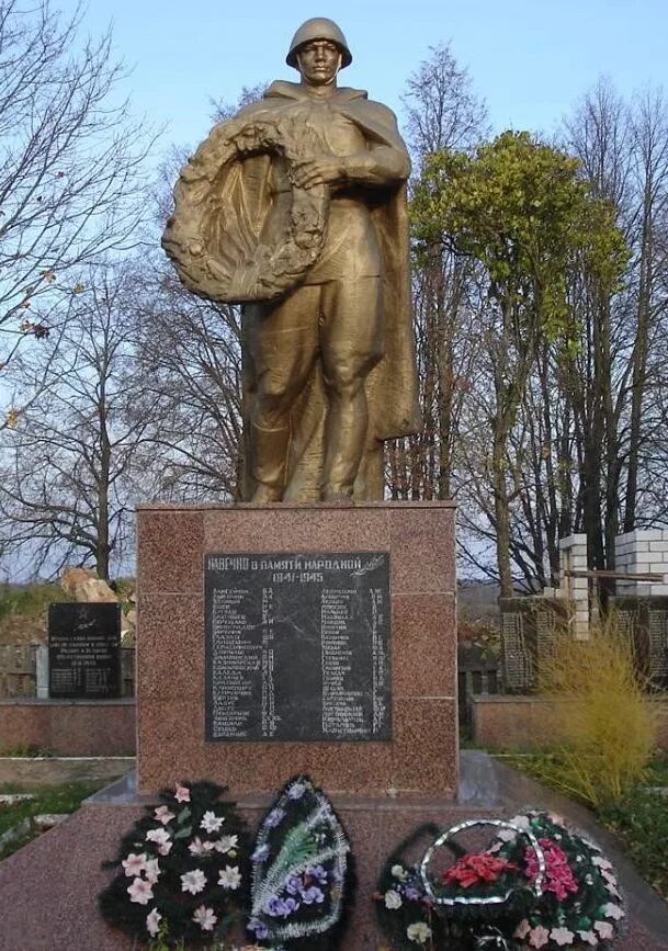 Деревне клинок. Памятник солдату в Беларуси. Село Минское памятник. Мегетский памятник солдату. Памятник солдату в Буняковке.