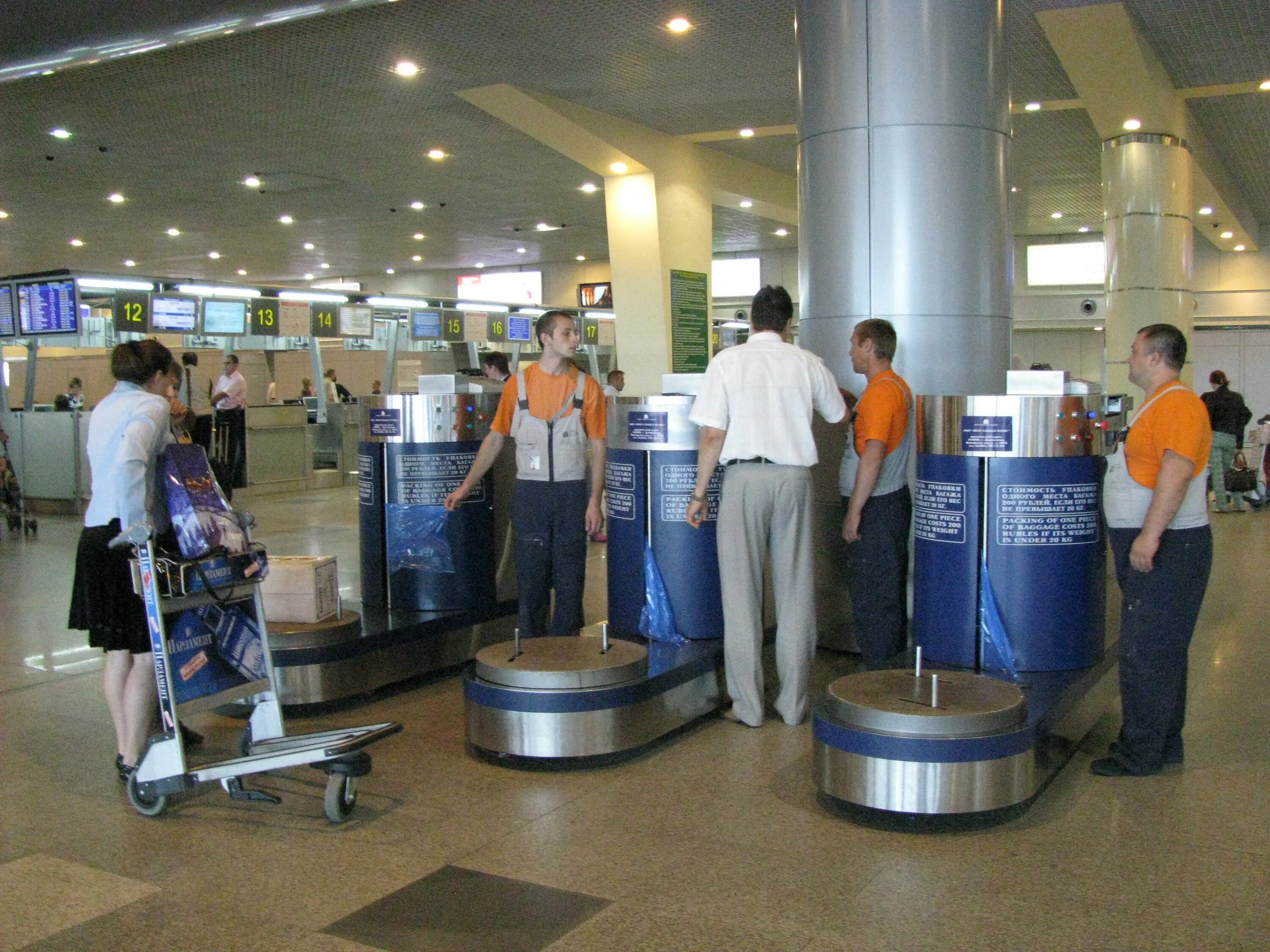 почта аэропорт домодедово. аэропорт домодедово. регистрационные стойки в аэропорту. почта аэропорт домодедово. аэропорт домодедово стойки регистрации.