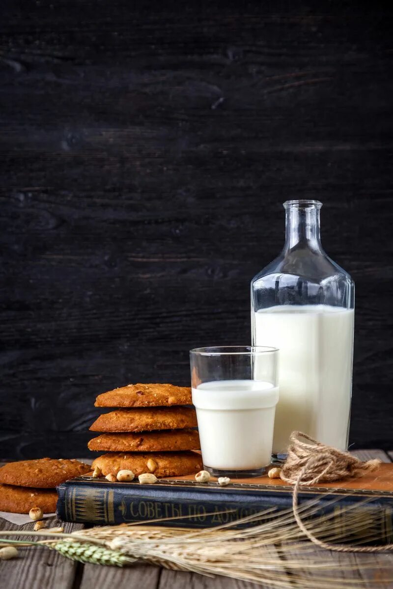 Молочные продукты. Молочные. Натуральные молочные продукты. Молочная продукция на фоне дерева. Молоко фуд