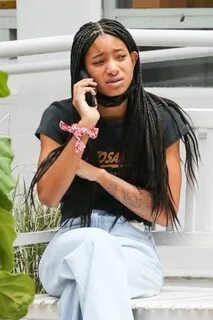 WILLOW SMITH Chatting on Phone in New York 05/24/2021. 