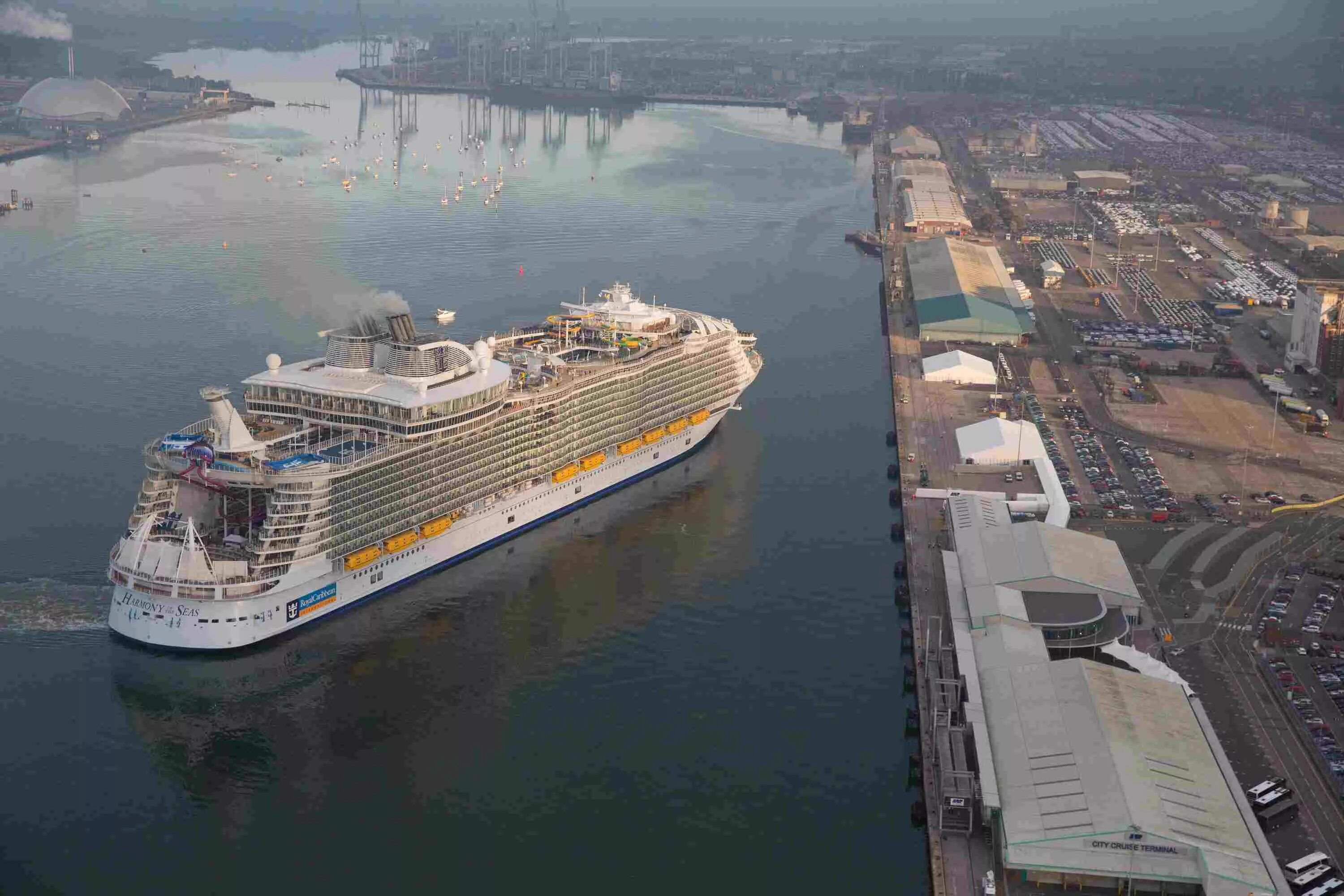 Круизные лайнер harmony. Largest ship. Самый гигантский корабль в мире. Круизный лайнер oasis allure of the seas. Круизный лайнер royal caribbean.