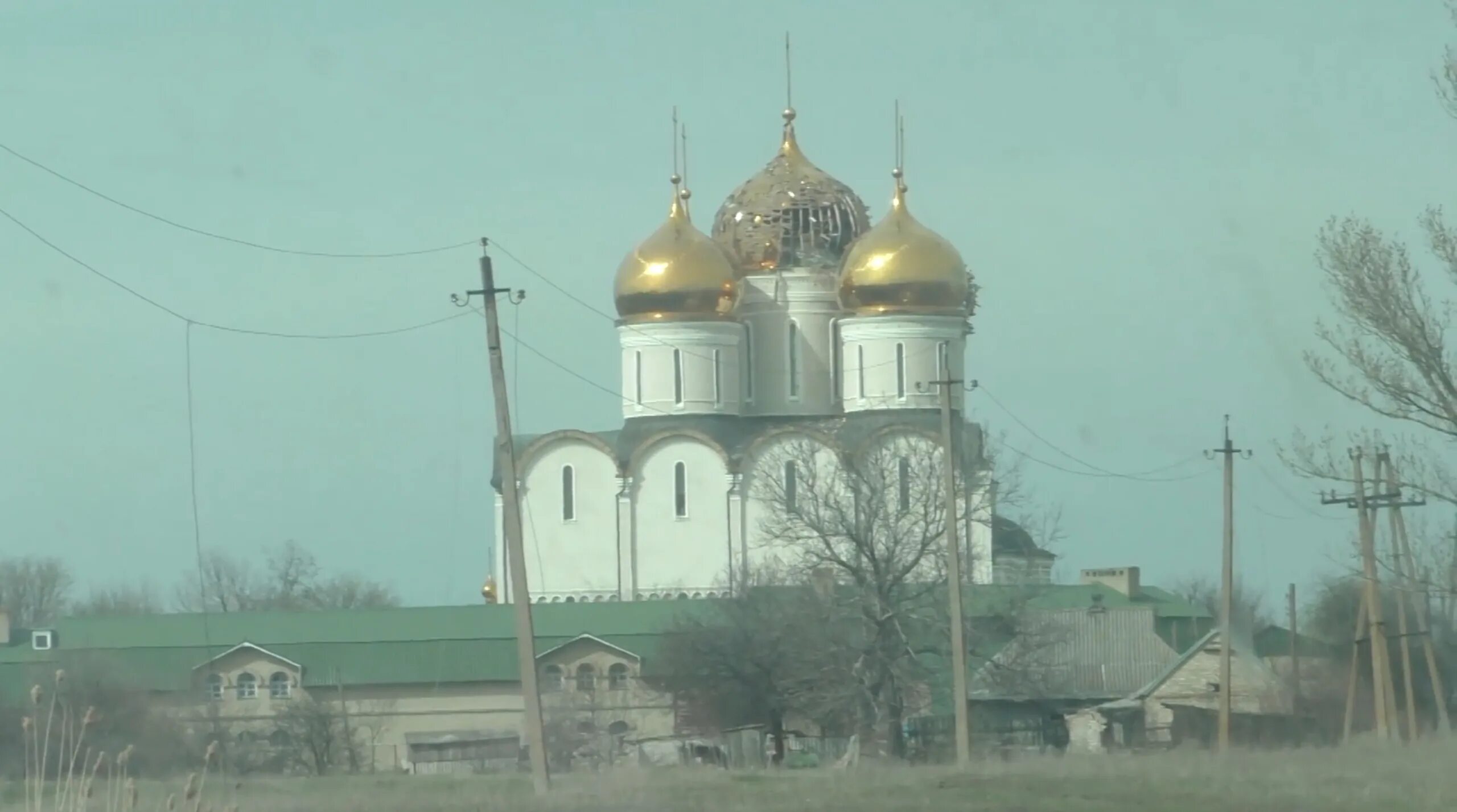 Успенский свято васильевский. Свято-Успенского Николо-Васильевского монастыря. Свято-Успенский Николо-Васильевский монастырь Донецкая область. Обстрел Николо Васильевского монастыря. Успенский Николо-Васильевский монастырь Угледар.