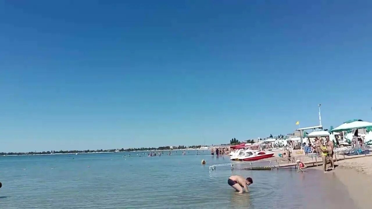 Курортный пляж видео. Пляж янтарь лазаревское. Пляж русалка кореиз. Мариуполь город у моря розенбаум. Пляж фрегат адлер.