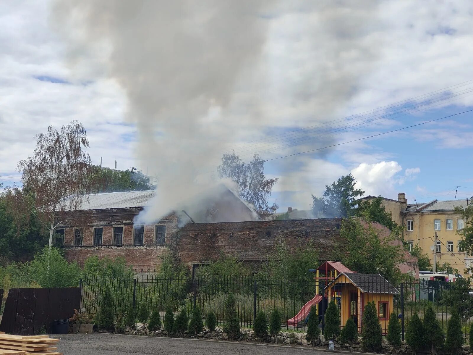 Тверь горит сегодня. Пожар в Твери. Пожар в Твери сейчас. Пожар в Твери дом. Заброшенные здания в Твери.