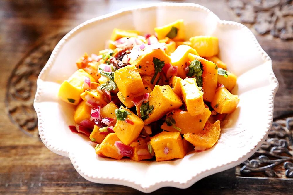 Салат с жареной тыквой. Салат с тыквой. Салат из тыквы. Салат с тыквой и рукколой. Салат из тыквы.