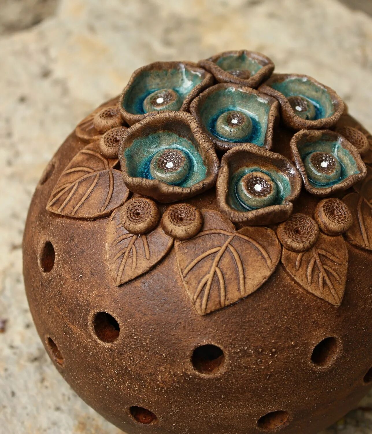 изделия из глины ручной. кружка керамическая. керамическая чашка. авторская керамическая посуда. глина ручной работы.