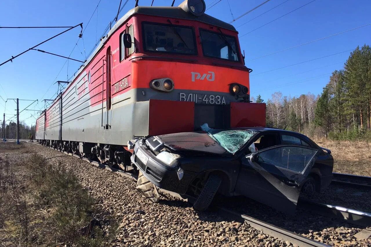 6 октября 2019. Железнодорожная авария. Столкновение поезда с автомобилем. Машина поезд.