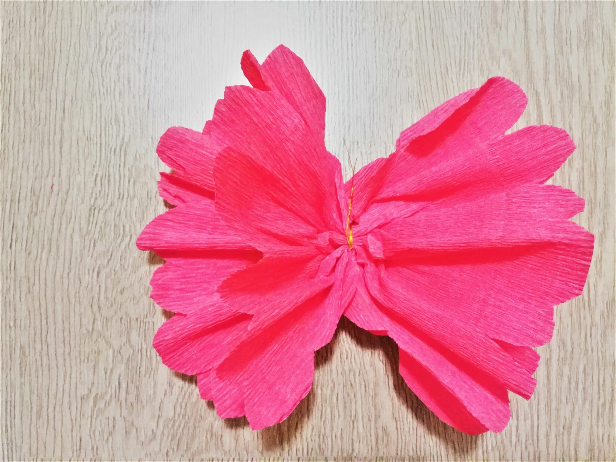 цветы из гофрированной бумаги. розочки из гофрированная бумага. розочки из гофрированной бумаги. цветы с гофрированной бумаги. розы из гофробумаги.