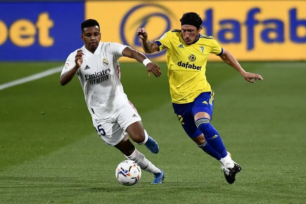 Реал мадрид кадис обзор матча. Фк кадис 2022. Кадис футбол. Бензема и винисиус 2021. Лига европы.