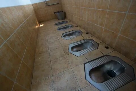 Унитаз в полу для общественных