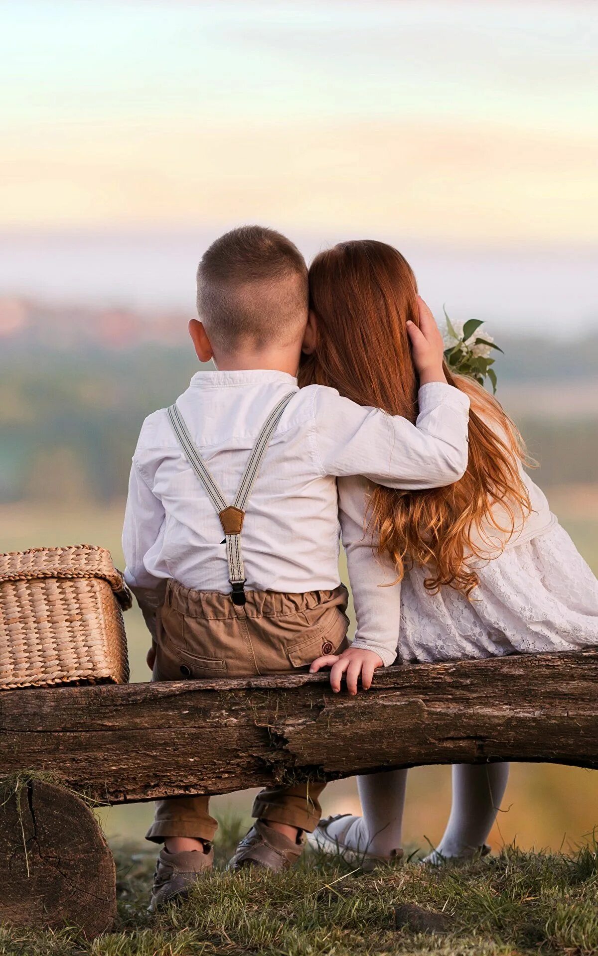 Дева мальчик. Любовь к ребенку. Мальчик и девочка обнимаются. Мальчик и девочка в поле. Влюбленные мальчик и девочка.