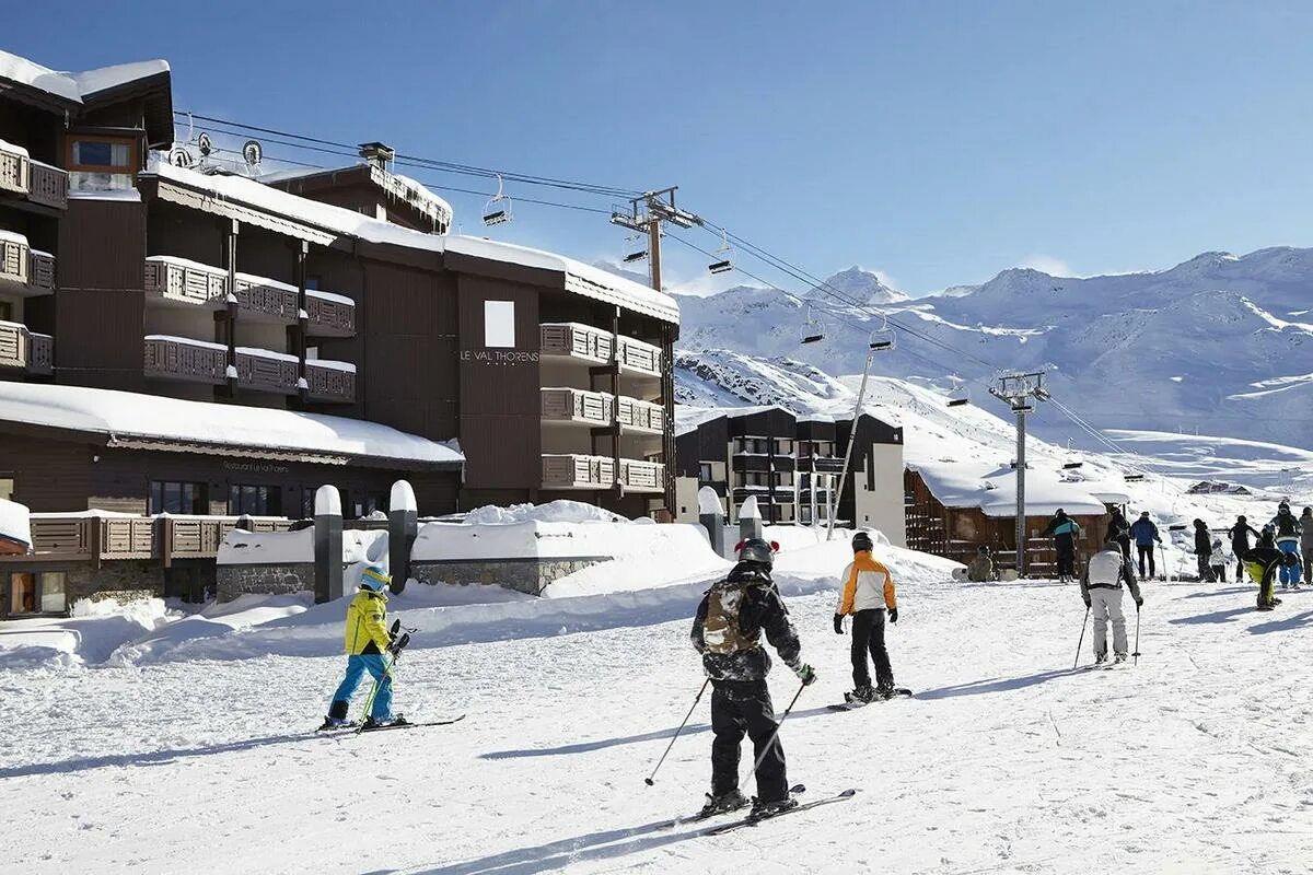 Val Thorens горнолыжный. Валь Торанс (Val Thorens), Франция. Val Thorens горнолыжный тур. Кафе на горнолыжном курорте Валь-Торанс, Франция.