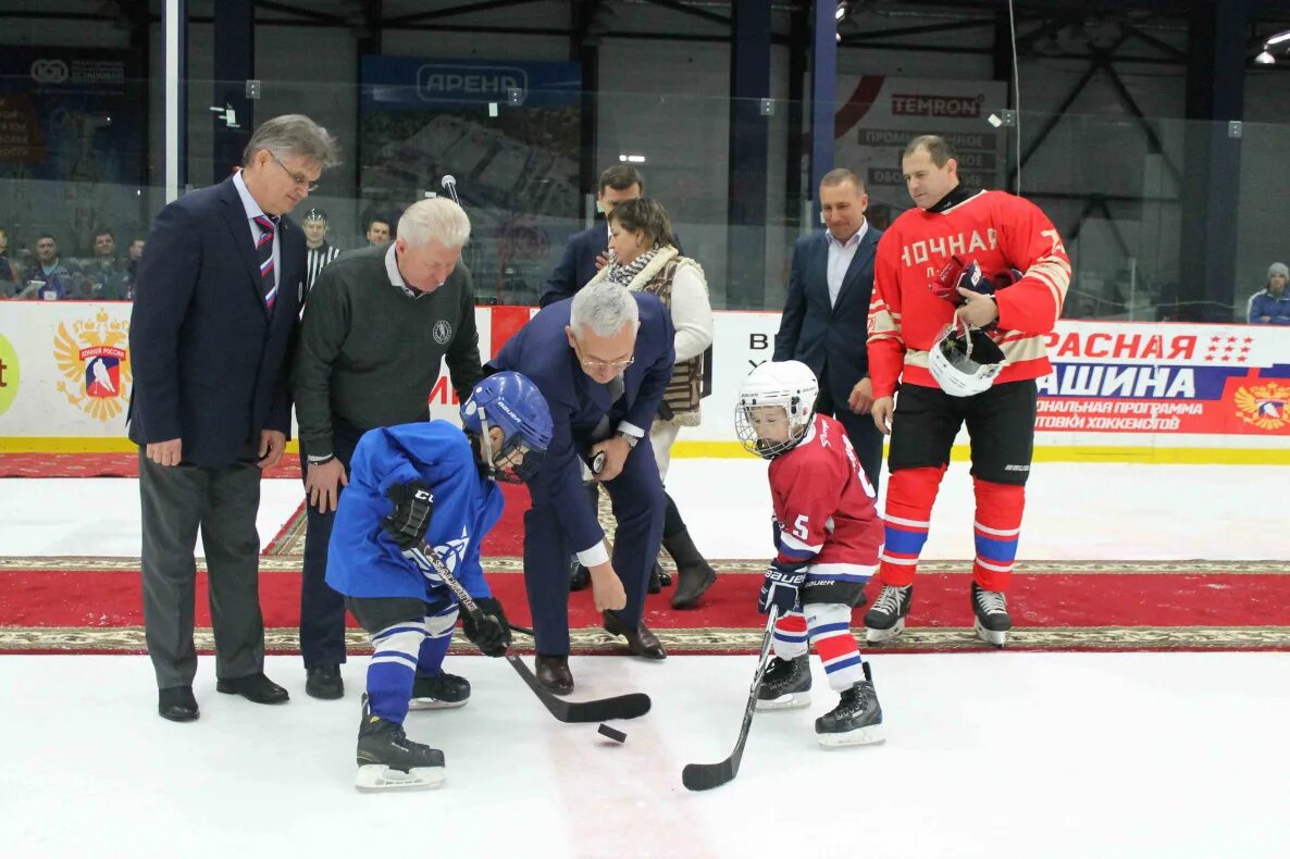 Владимир мышкин хоккеист. Динамо алтай хоккей арена. Динамо барнаул 2006. Хк динамо барнаул. Хоккейная команда алтай барнаул.