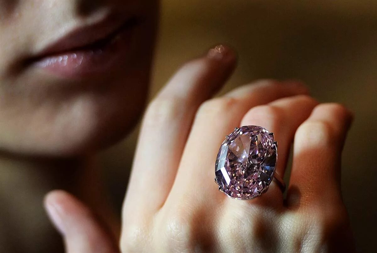 Какие драгоценные камни самые дорогие. Кольцо Pink Star Diamond. Кольцо с дорогим камнем.