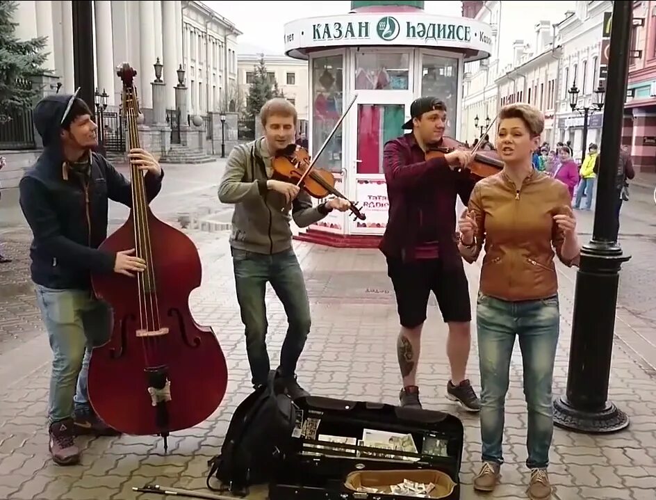 Хижина музыканта концерт. Уличные музыканты. Улица баумана казань. Уличные музыканты казань. Музыканты на улице баумана казань.
