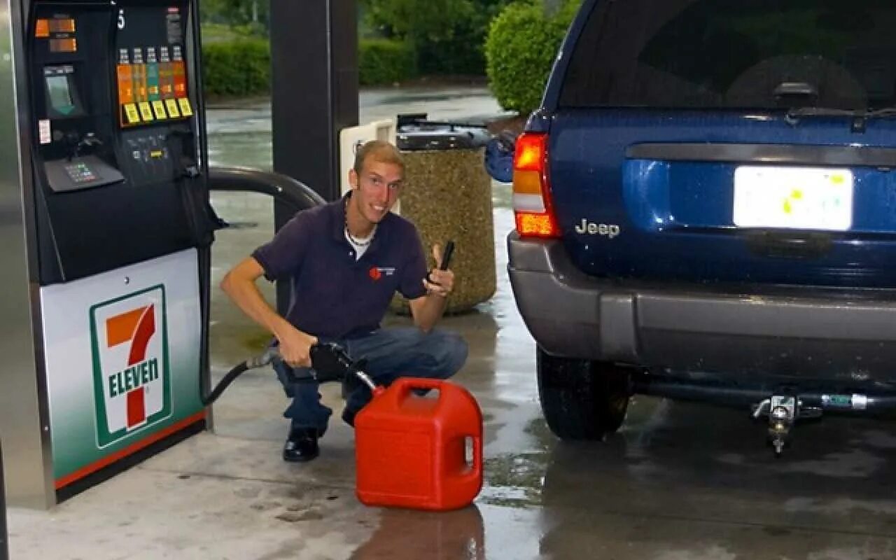 Заправка бензина в канистру на заправке АЗС. Бензин из канистры. Канистра заправщик. Бензиновая канистра на заправке.